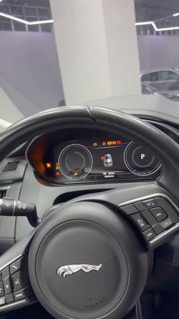 Jaguar E-Pace 2019 • 2.0л • 4WD • 150 000 км