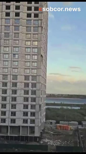 В Тюмени у новостройки ветром сдуло часть фасада #новости #погода
