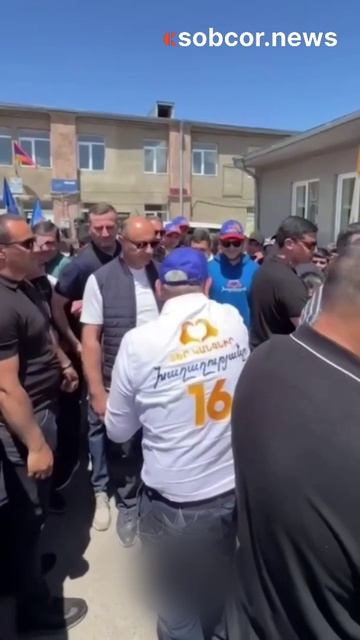 Пашинян дважды подбрасывал бедного голубя перед избирателями, но тот упорно отказывался улетать.
