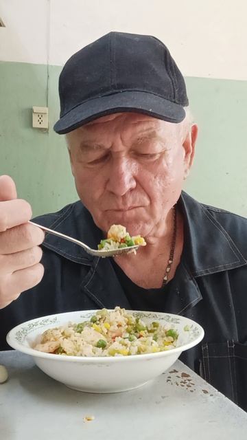 На обед калмыцкий чай и гавайская смесь с креветками. Приятного всем аппетита.