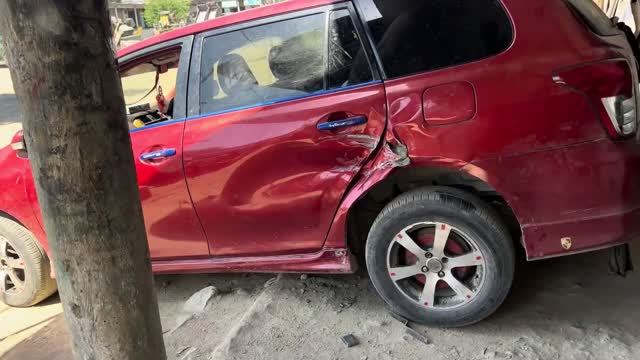 Пакистанские автомеханики заварили дыру в автомобиле, послушали музыку, поболтали