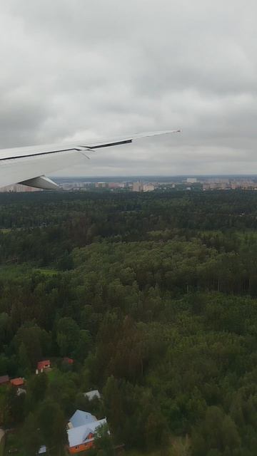 Приземляется в низкой облачности