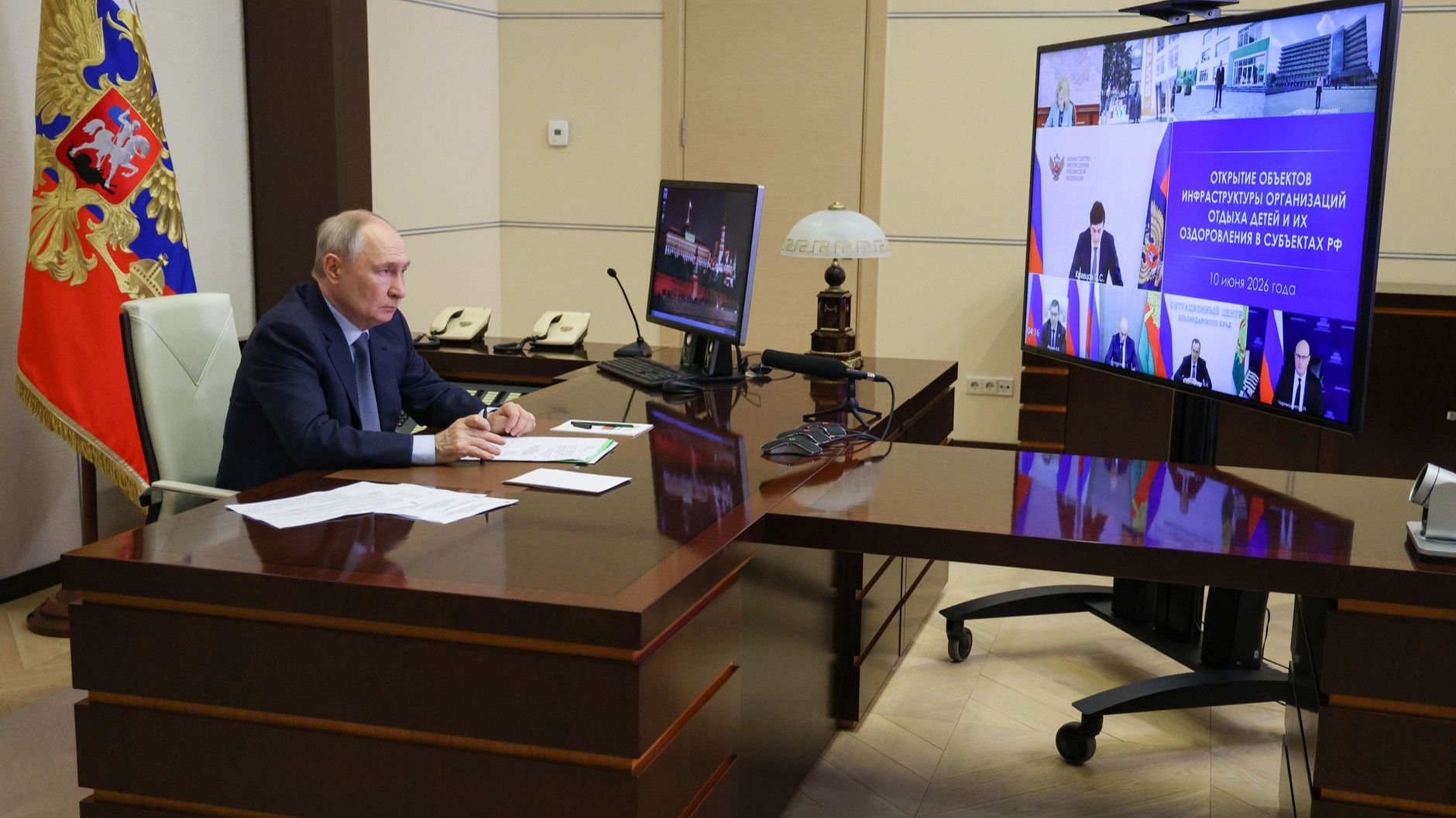 Президент России Владимир Путин по видеосвязи провел совещание с членами Правительства