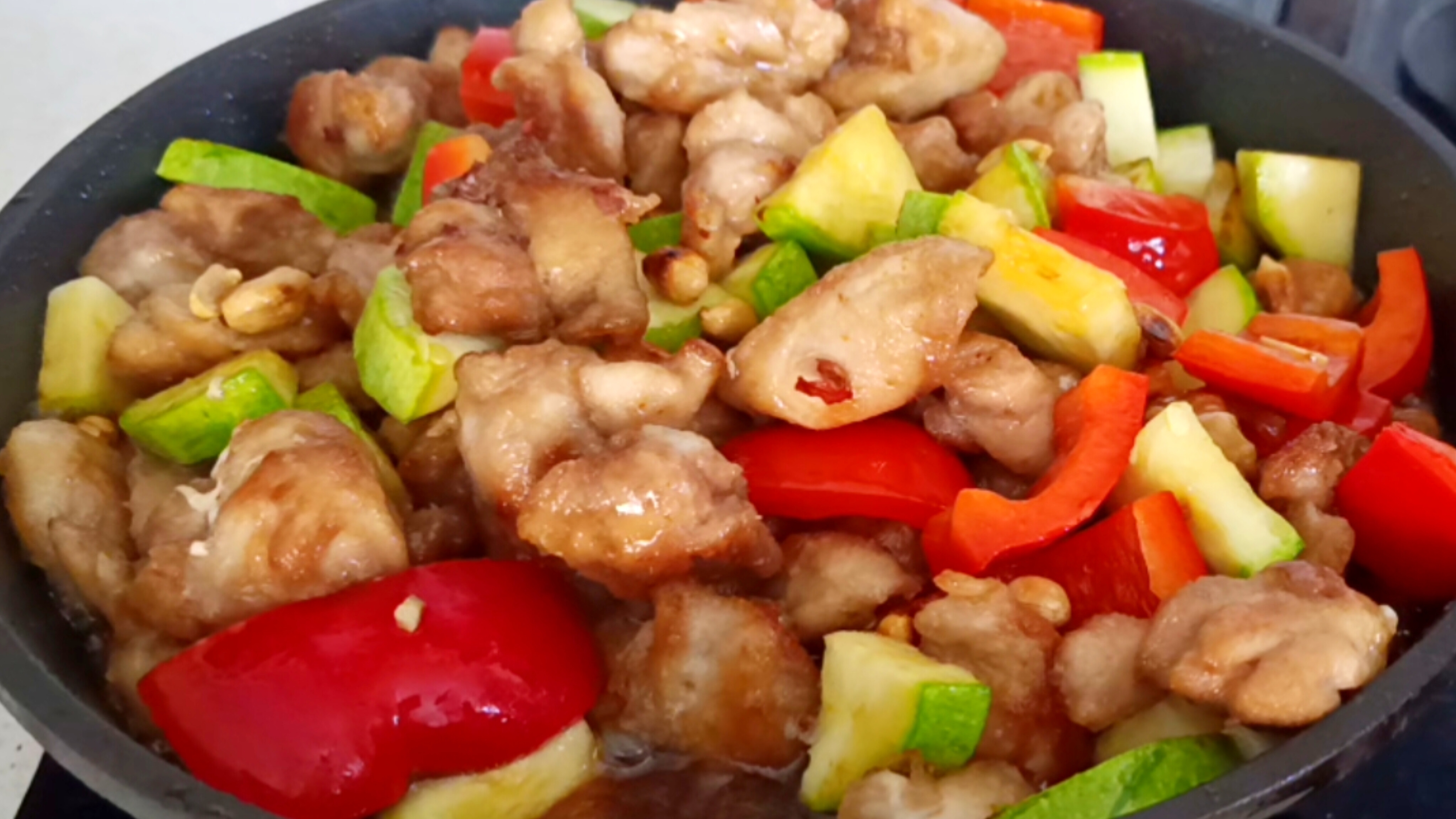 Кунг Пао или обалденная курица 🐔 с овощами 🫑🧄🫚🌶️🫑 в кисло - сладком соусе