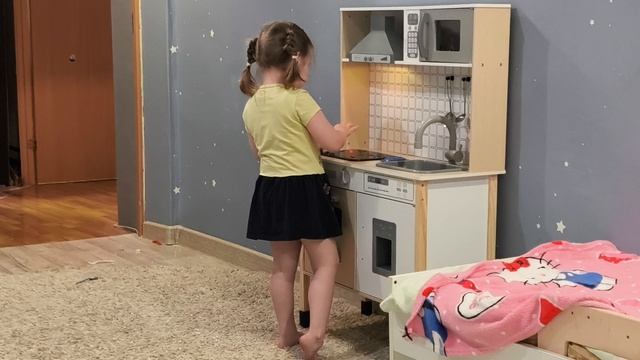 Дети играют в кухню