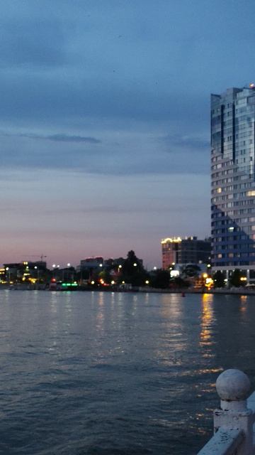 Вечерняя прогулка. Поцелуев мост. Кубанская набережная. Река Кубань. Краснодар, 7 июня 2026 года.