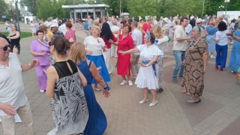На дискотеке в парке в честь Дня России 12.06.26