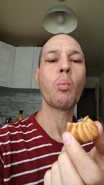 Мукбанг ем печенье