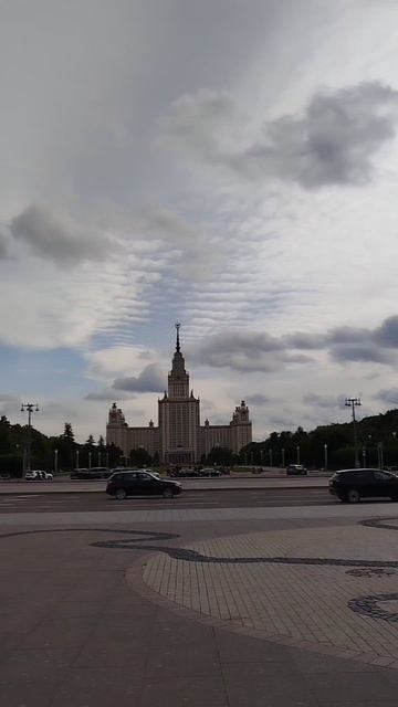 Пошли прогуляться по Москве