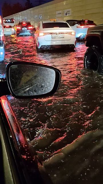 машины тонут на дорогах в Подмосковье