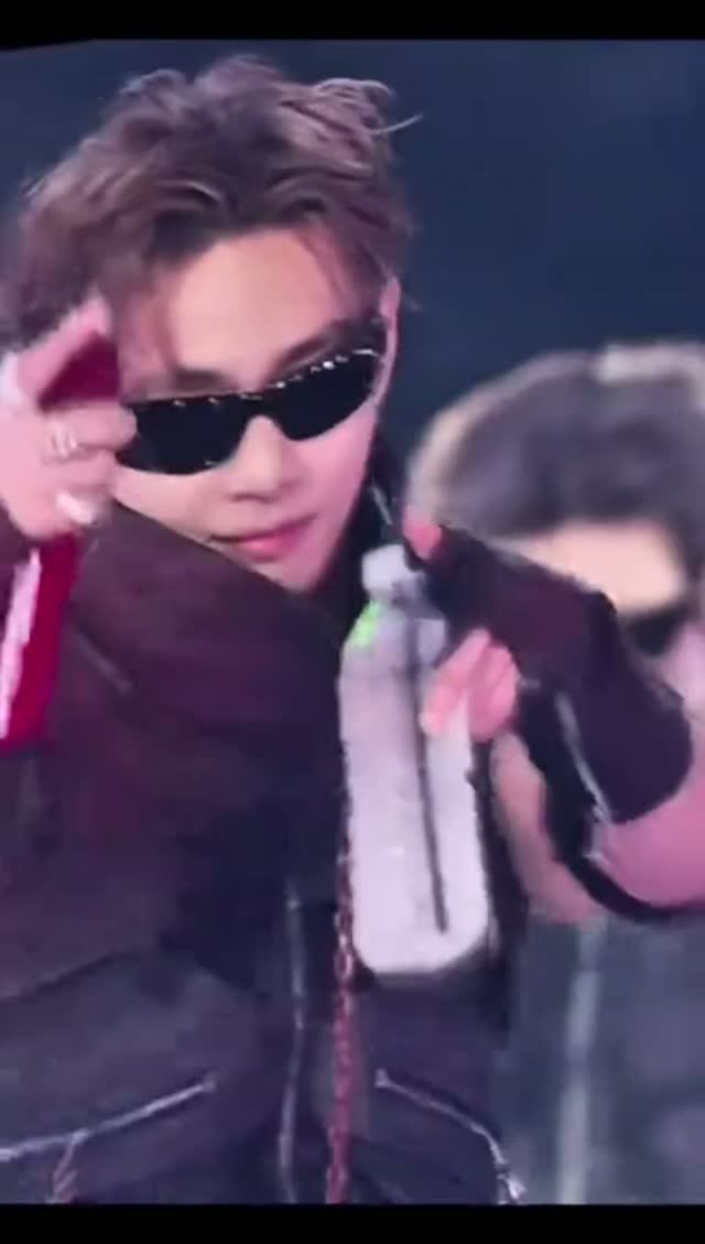 НУ КАК ПОНЯТЬ ЭТУ ЛЮБОВЬ К BTS ...