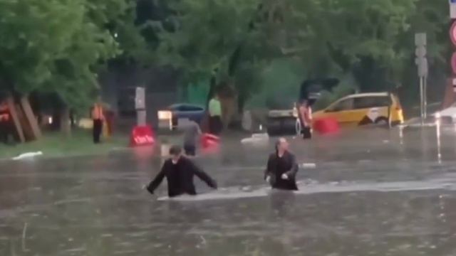 Из-за сильного ливня в некоторых районах Москвы и области затопило улицы, подземные парковки ...