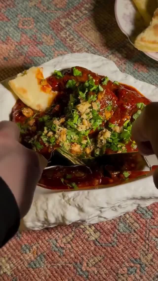 Мясные рулеты под гранатовым соусом.