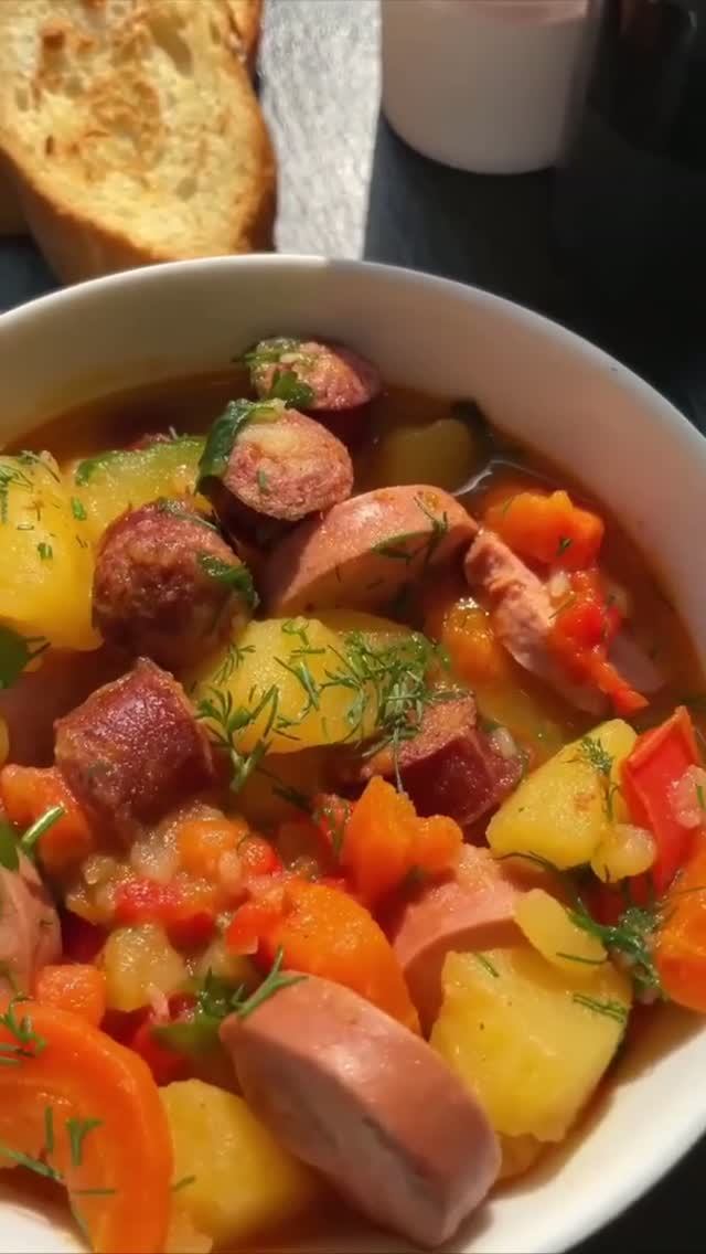 Тушеная картошка с охотничьими колбасками.
