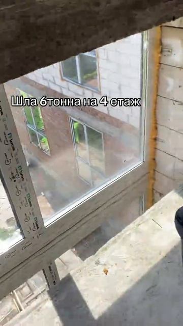 Разнорабочий уже не может встать после заливка бетона