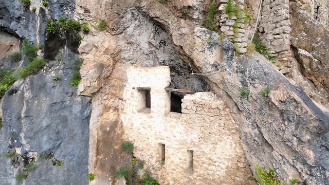 Отхарский скальный монастырь — одно из самых необычных мест в Абхазии.