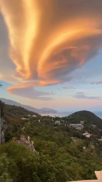 ☁️ Лентикулярные облака над Ялтой Сегодня над Ялтой появились лентикулярные, или линзовидные облака