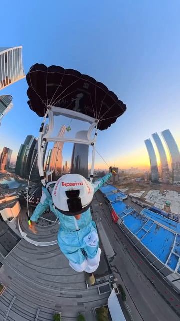 Экстремальный прыжок с 338-метровой башни «Меркурий» в Москва-Сити совершил бейсджампер, мировой рек