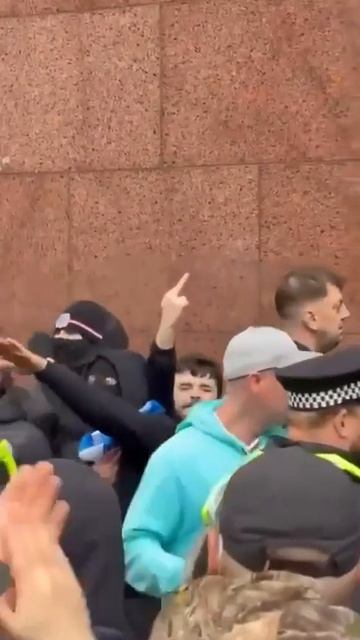 Антимигрантские протесты  перекинулись из Северной Ирландии в Шотландию.

В Глазго коренные шотландц