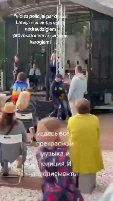 🔴Хохол в Латвии со своей тряпкой.🔴