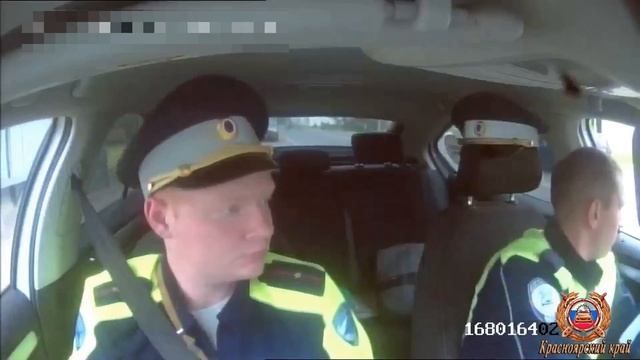 В Красноярском крае инспекторы ДПС сопроводили в больницу машину с травмированным ребёнком внутри
