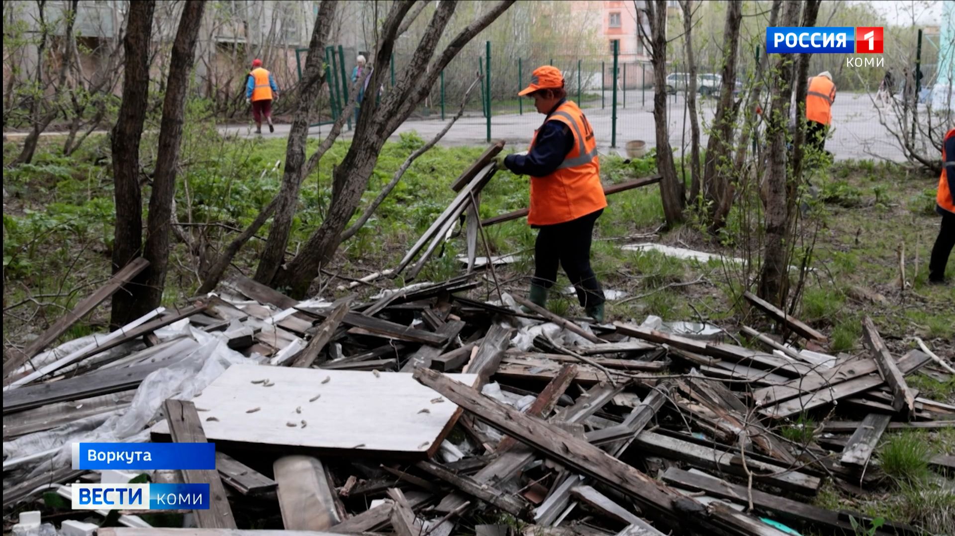 В Воркуте полным ходом идет традиционная весенняя саночистка