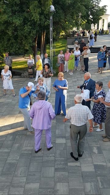 20260614 Народная дискотека Жители г Орла танцуют у фонтана город Орёл горпарк ПКиО блютус колонка