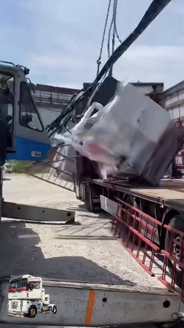 Порвались стропы - минус прицеп! #кран #погрузка #стропы