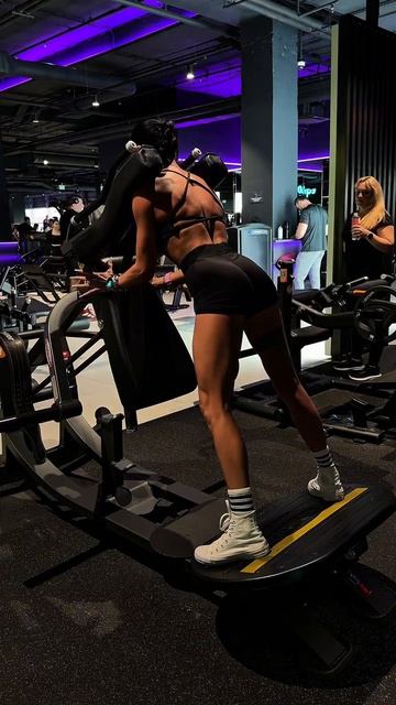 GEON🦵Обратный присед в тренажере Гакк 🔥🚀 #geonlab #geon #геон #спортпит #бодибилдинг #gym