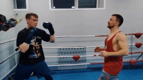 Как защититься от прямого удара ногой и не оказаться в нокауте!
