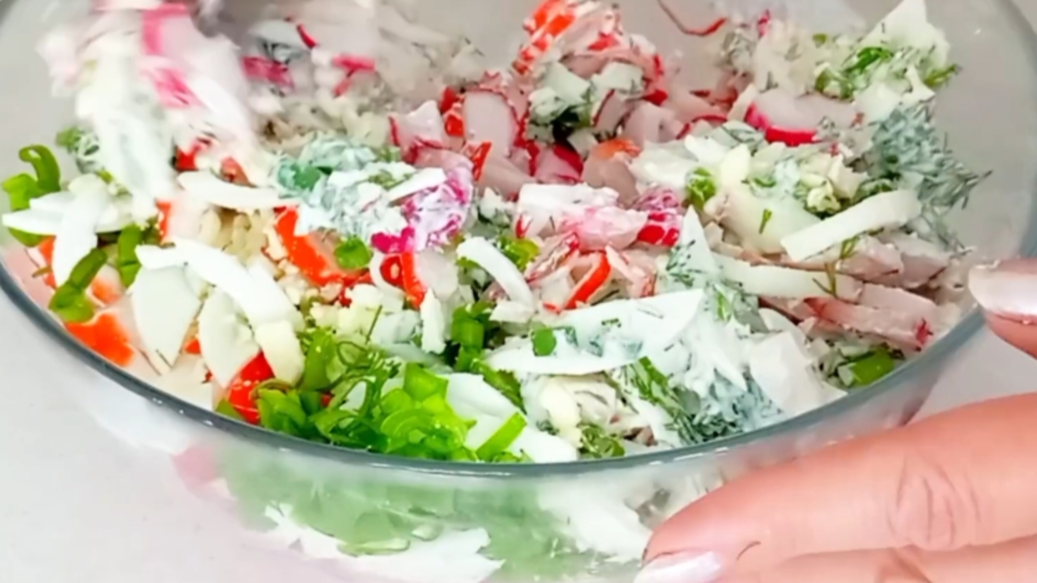 Салат 🥗 с редисом 🫜, крабовыми палочками 🦀 и зеленью 🍀☘️