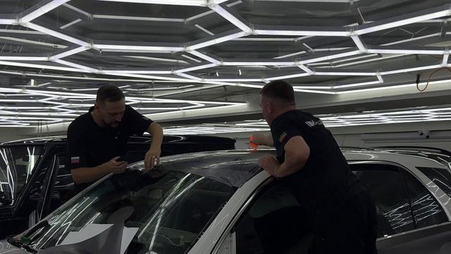 Оклейка Mercedes GLE 300D серой матовой полиуретановой плёнкой — часть 1