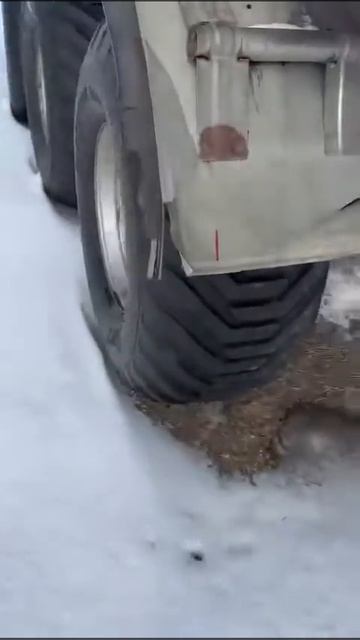 Компания прислала отзыв о шинах BKT и другого производителя, установленных на прицепе