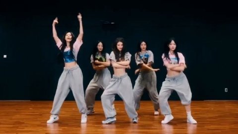 new jeans - eta dance mirror