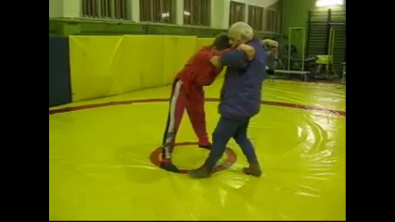 Рычаг локтя при помощи ноги сверху со стойки