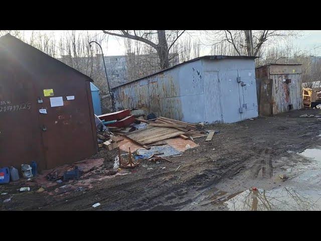 Ломают гаражи на  Берёзовской ул. где стоял Урал и Террано. Безпредел.