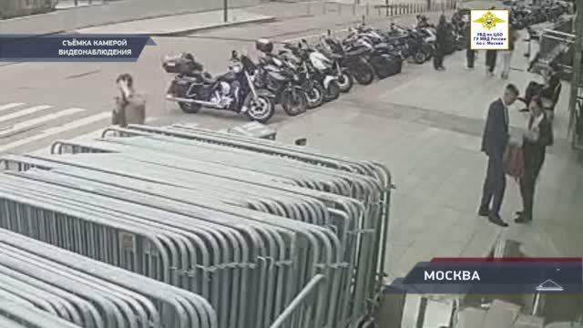 Оперативники  центра столицы задержали сообщника аферистов, завладевших сбережениями двух москвичек