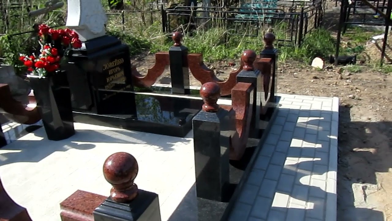 Красивый мемориальный комплекс с резным крестом, мы установили в г. Коломна