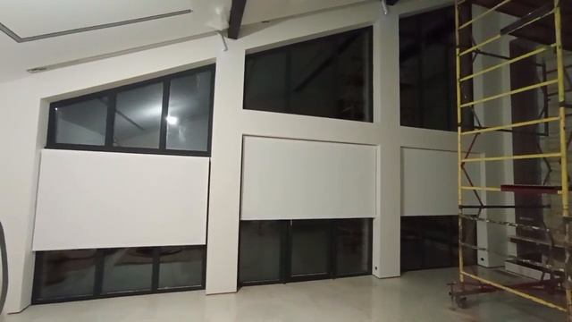 Рулонные шторы Coulisse 50 с электроприводом монтаж на раму ткань Омега  и наклонные электрокарниз