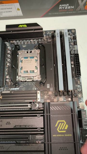 У GIGABYTE надёжно, у MSI с проблемами. Про клавишу открытия и закрытия порта видеокарты PCI-E 16x.