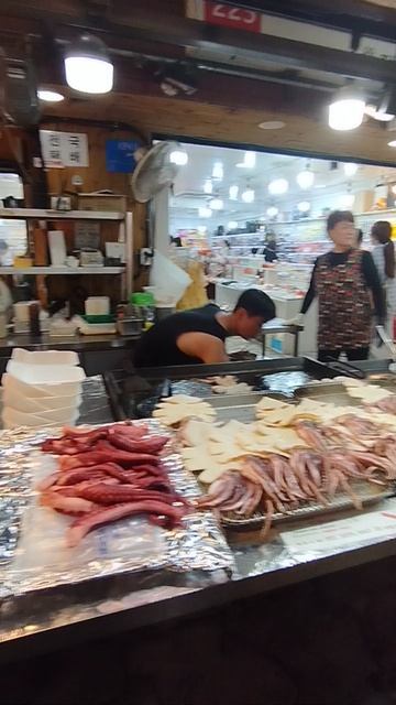 Как готовят осьминогов и кальмаров в Южной Корее? А вот так!