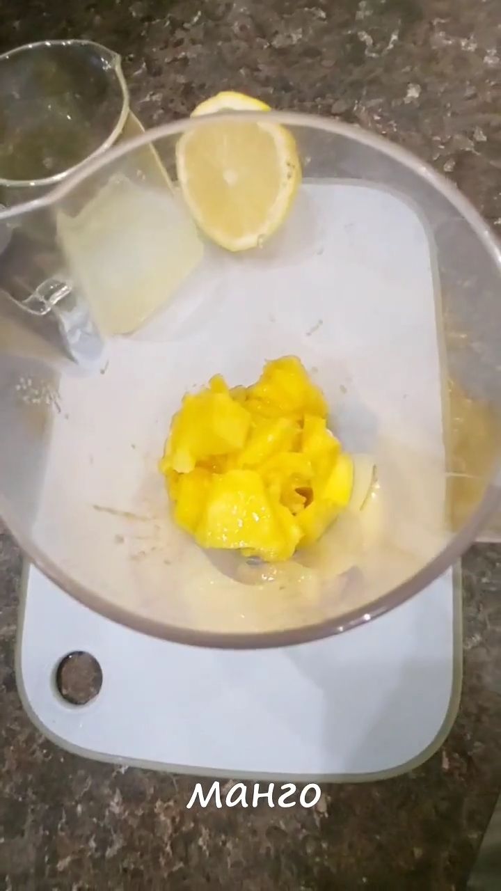 Сыроедный коктейль из манго