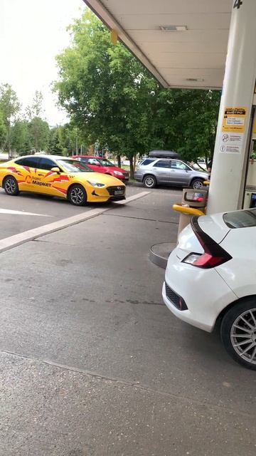 Завидуй Россия, в Москве есть бензин!