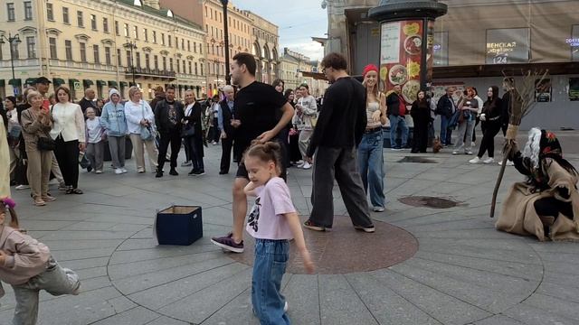 ТАНЦОР САША И РЕБЯТА ТАНЦУЮТ НА МАЛОЙ КОНЮШЕННОЙ