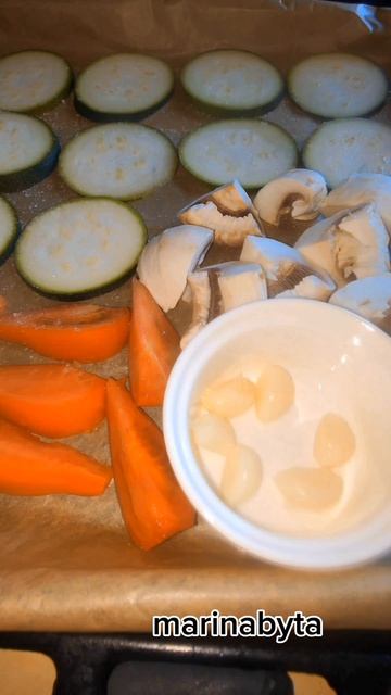 Мишленовских салат из кабачков.