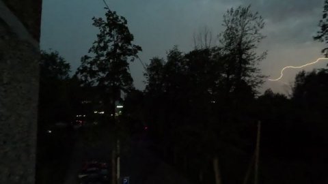 Удар молнии в замедленной съёмке