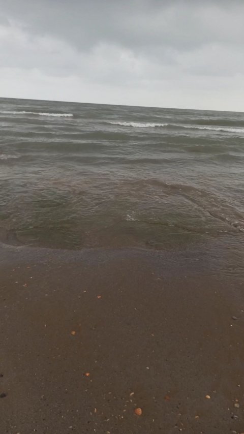 Каспийское море в Дербенте и купаться там так хорошо, туризм пешком на берегу