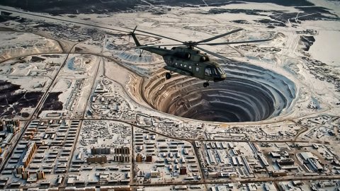 Самая опасная Кимберлитовая трубка «Мир». Почему вертолеты сходят с ума над гигантской выроботкой
