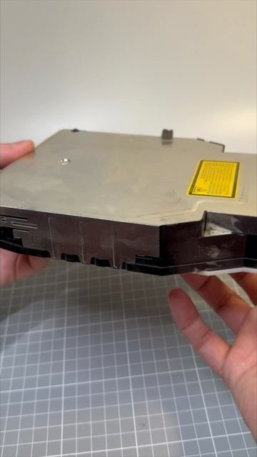 PS3 Slim 3004B - Процесс разбора и замены термопасты