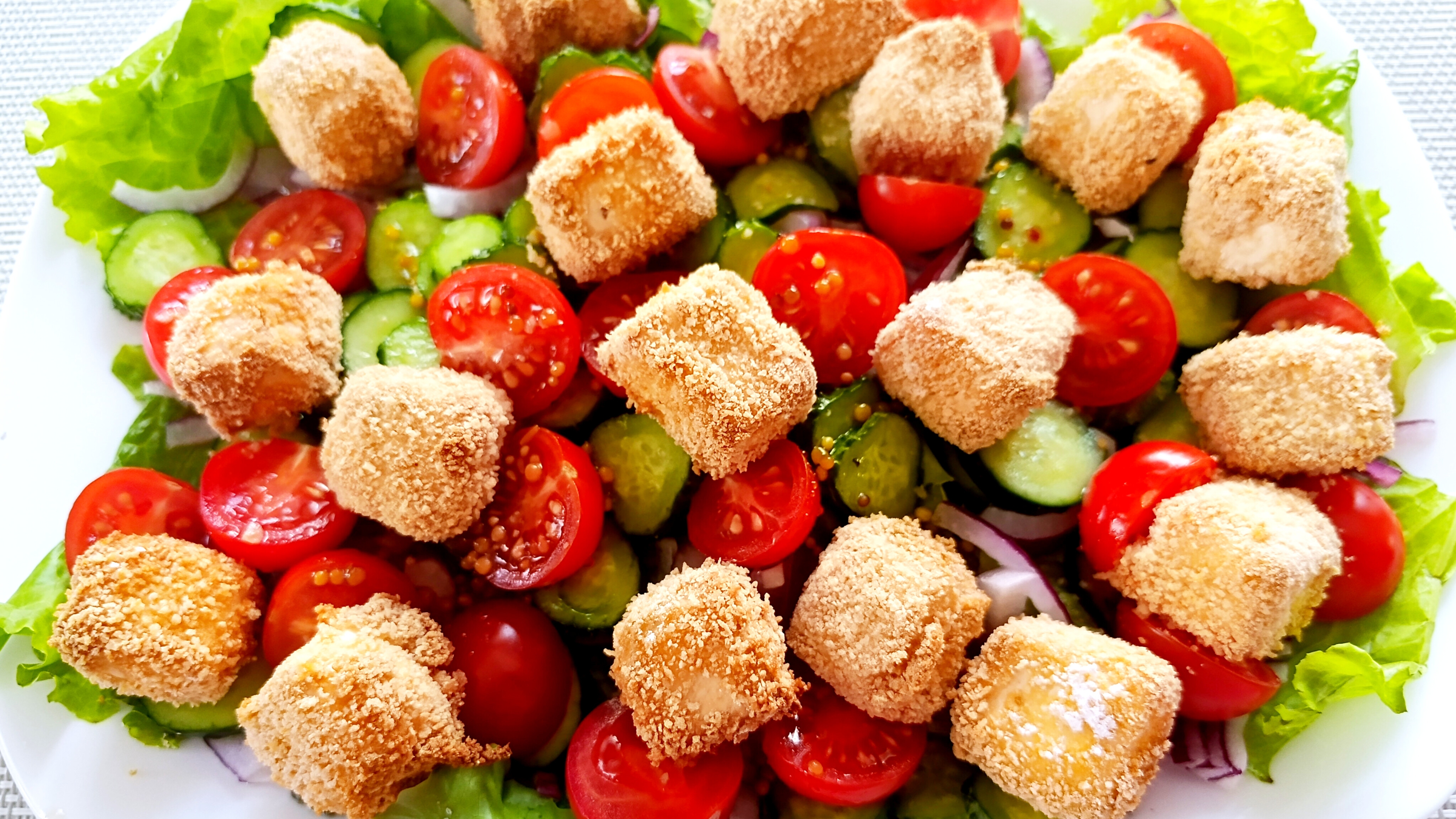 Салат 🥗 с фетой в хрустящей панировке, запечённой в духовке